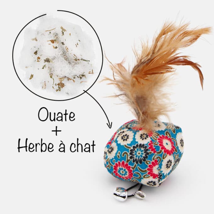 balle-herbe-a-chat-plumes-1 Balle en tissu avec plumes, grelot et herbe à chat