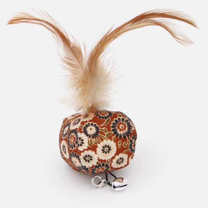 balle-herbe-a-chat-plumes-3 Balle en tissu avec plumes, grelot et herbe à chat