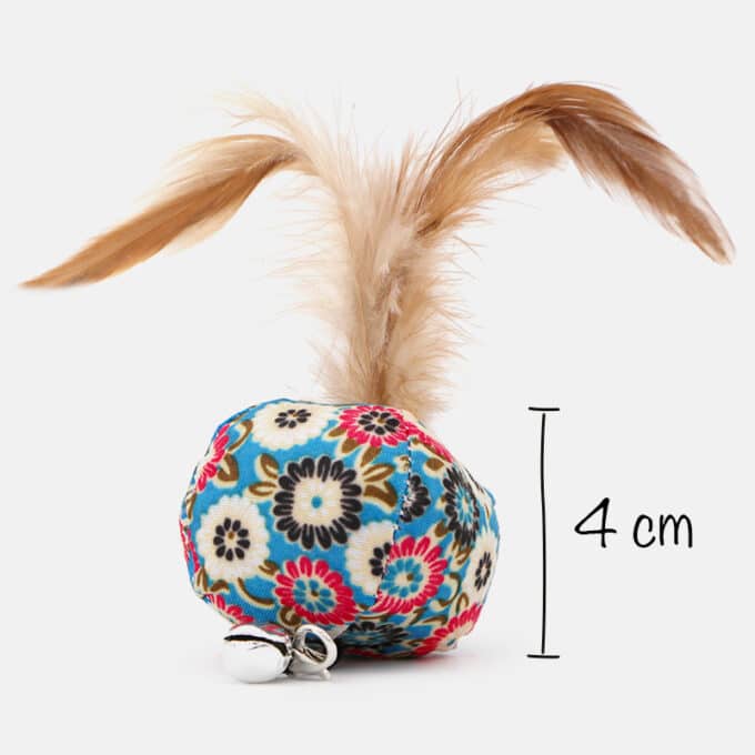 balle-herbe-a-chat-plumes-4 Balle en tissu avec plumes, grelot et herbe à chat