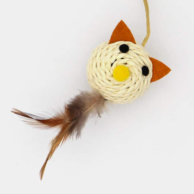 jouet-canne-peche-bois-plume-balle-chat-chaton-2 Jouet canne à pêche en bois avec plumes et balle pour le chat ou le chaton