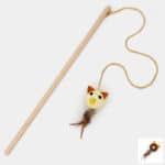 Jouet canne à pêche en bois avec plumes et balle pour le chat ou le chaton