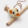jouet-canne-peche-bois-plume-oiseau-chat-chaton-1 Jouet canne à pêche en bois avec plumes et oiseau pour le chat ou le chaton