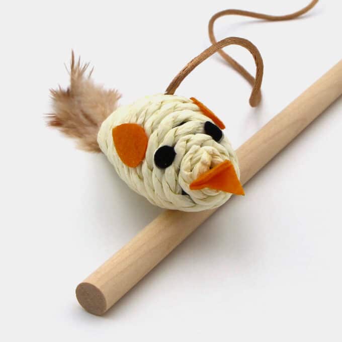 jouet-canne-peche-bois-plume-oiseau-chat-chaton-1 Jouet canne à pêche en bois avec plumes et oiseau pour le chat ou le chaton