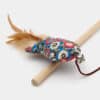 jouet-canne-peche-bois-plume-poisson-chat-chaton-2 Jouet canne à pêche en bois avec plumes et poisson pour le chat ou le chaton