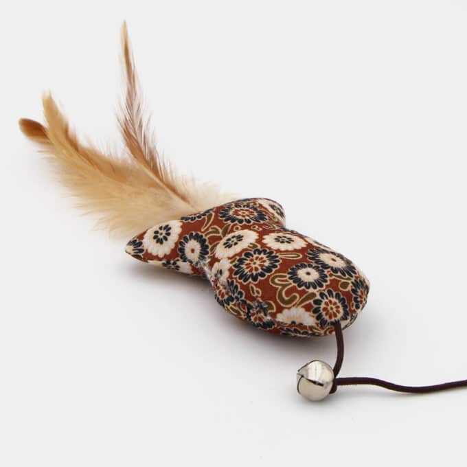 jouet-canne-peche-bois-plume-poisson-chat-chaton-3 Jouet canne à pêche en bois avec plumes et poisson pour le chat ou le chaton