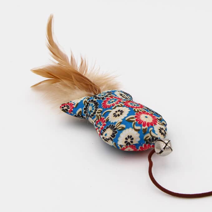 jouet-canne-peche-bois-plume-poisson-chat-chaton-4 Jouet canne à pêche en bois avec plumes et poisson pour le chat ou le chaton