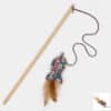 jouet-canne-peche-bois-plume-poisson-chat-chaton-5 Jouet canne à pêche en bois avec plumes et poisson pour le chat ou le chaton