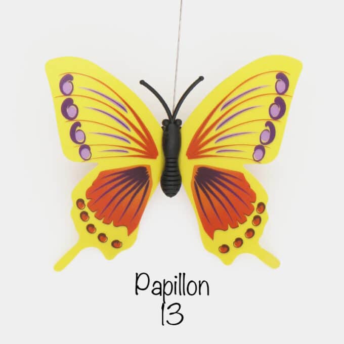 Jouet interactif pour chat papillon volant qui tourne autour d'une fleur