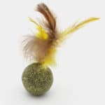 jouet herbe à chat balle de cataire avec plumes