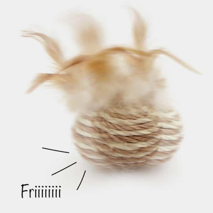 jouet-plume-balle-corde-cisale-chat-chaton-3 Balle en sisal corde sonore avec plumes pour chat