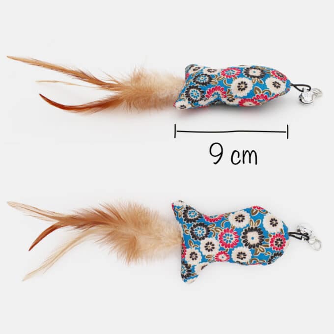 poisson-tissu-herbe-a-chat-plumes-3 Poisson en tissu avec plumes, grelot et herbe à chat