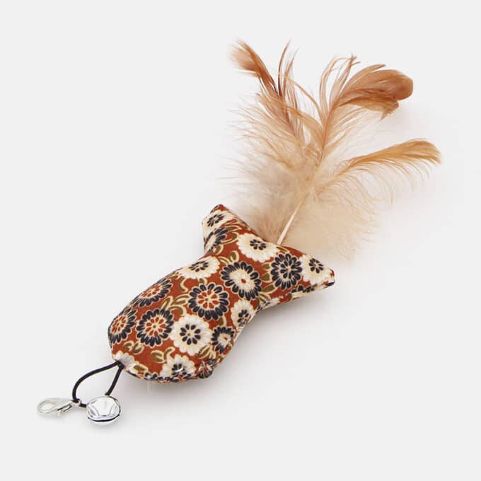poisson-tissu-herbe-a-chat-plumes-4 Poisson en tissu avec plumes, grelot et herbe à chat