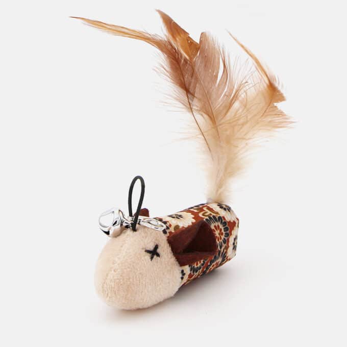 souris-tissu-herbe-a-chat-plumes-4 Souris en tissu avec plumes, grelot et herbe à chat