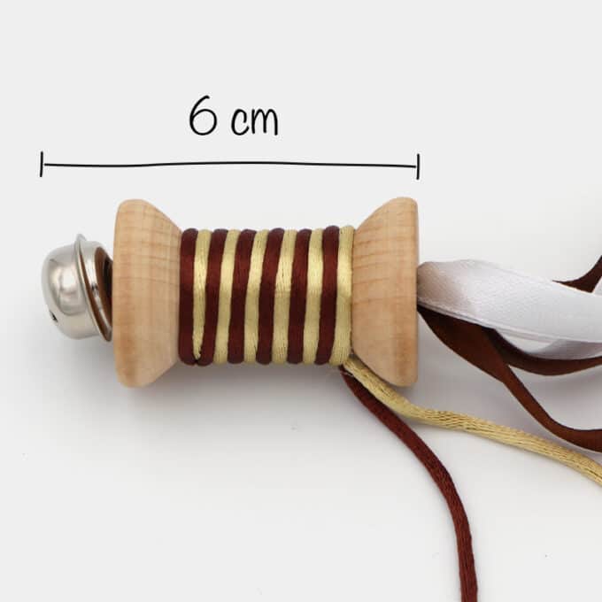 jouet-jeu-balle-grelot-chat-chaton-1 Jouet bobine en bois avec grelot et bandelettes pour le chat