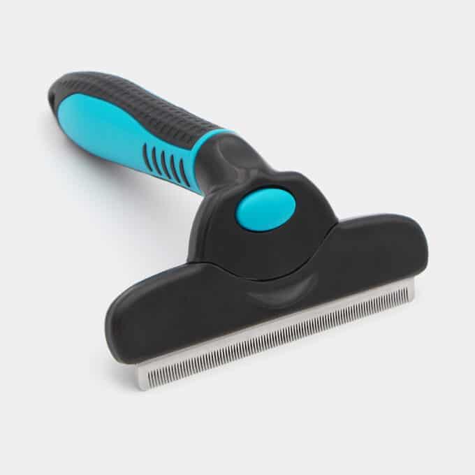 brosse-carde-anti-mue-toilettage-grand-chien-trixie-6 Brosse carde anti-mue de toilettage pour grand chien