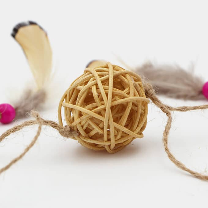 Balle en rotin avec plumes et ficelle pour chat