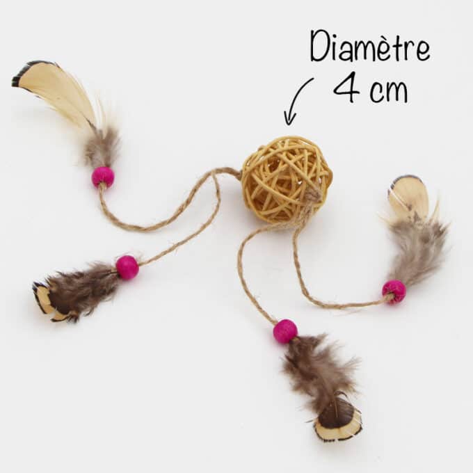 Balle en rotin avec plumes et ficelle pour chat