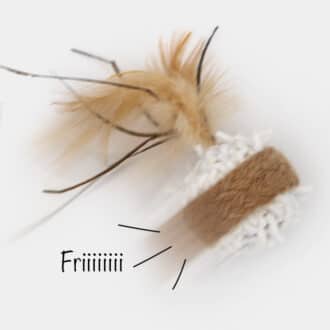 Balle en tissu avec plumes et grelot pour chat