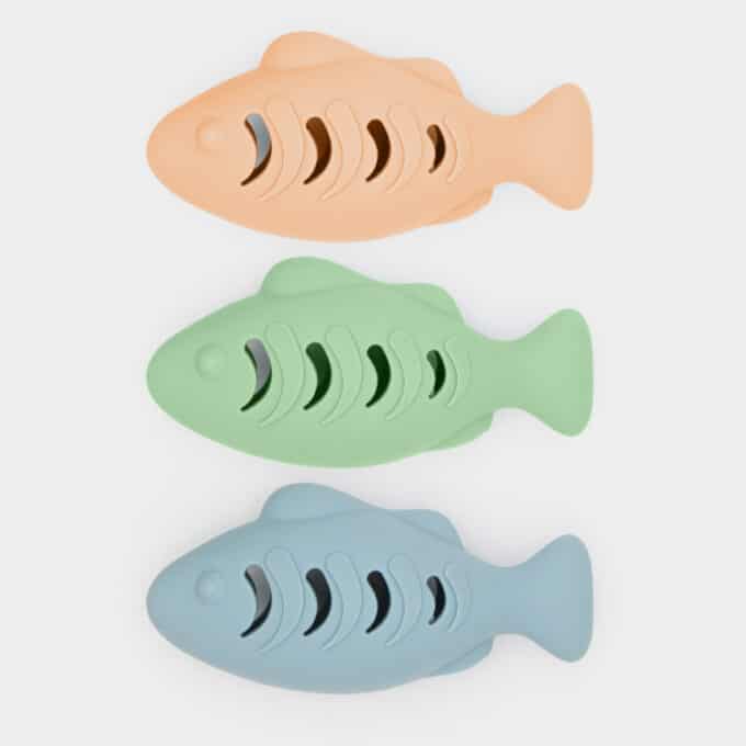 jouet-poisson-caoutchouc-distributrice-croquettes-cataire-chat-2 Poisson en caoutchouc distributeur de croquettes ou diffuseur de cataire pour chat