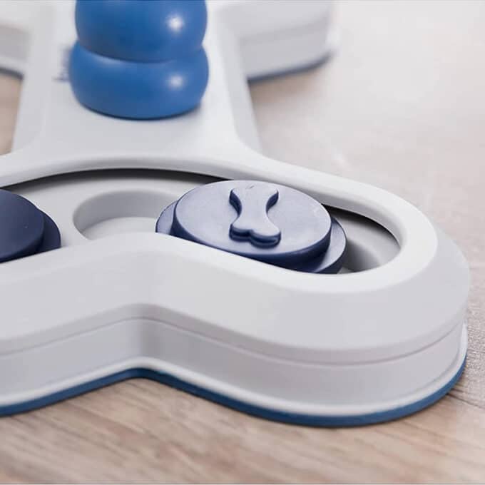 jouet-alimentaire-jeu-strategie-dog-activity-trixie-chien-7 jouet alimentaire interactif de stratégie et d'intelligence Dog Activity Trixie Flip Bone pour le chien