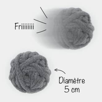 Balle pompon qui fait du bruit en roulant