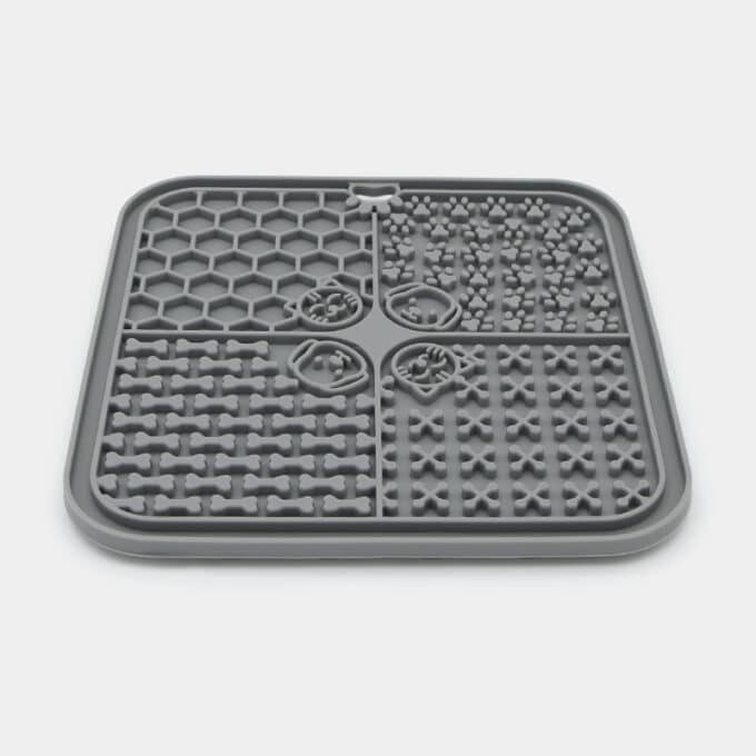tapis-lechage-chat-chat-plateau-assiette-lecher-4 Tapis de léchage pour chien et chat ou assiette à lécher