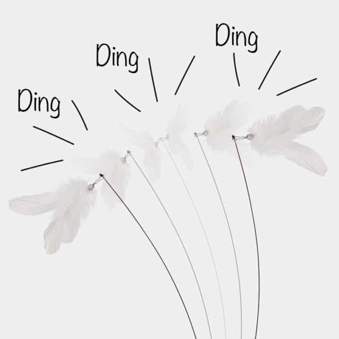 jouet-plumeau-plumes-chat-4 Jouet teaser avec plumes et grelot à fixer pour chat