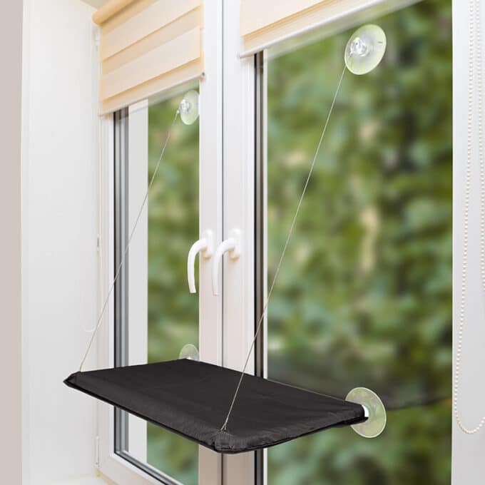 hamac de fenêtre pour chat se fixant avec des ventouses à une vitre