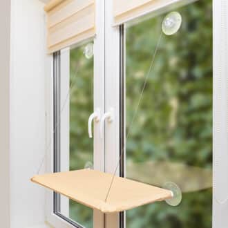 hamac de fenêtre pour chat se fixant avec des ventouses à une vitre