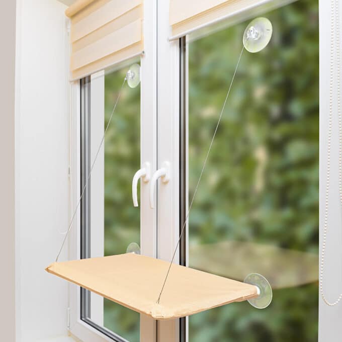 hamac de fenêtre pour chat se fixant avec des ventouses à une vitre