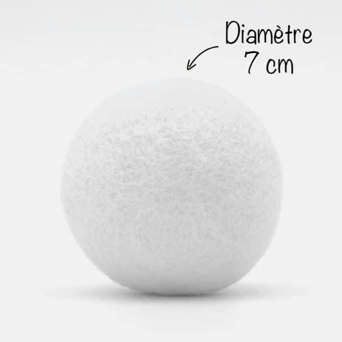 Balle blanche en laine compactée pour chat