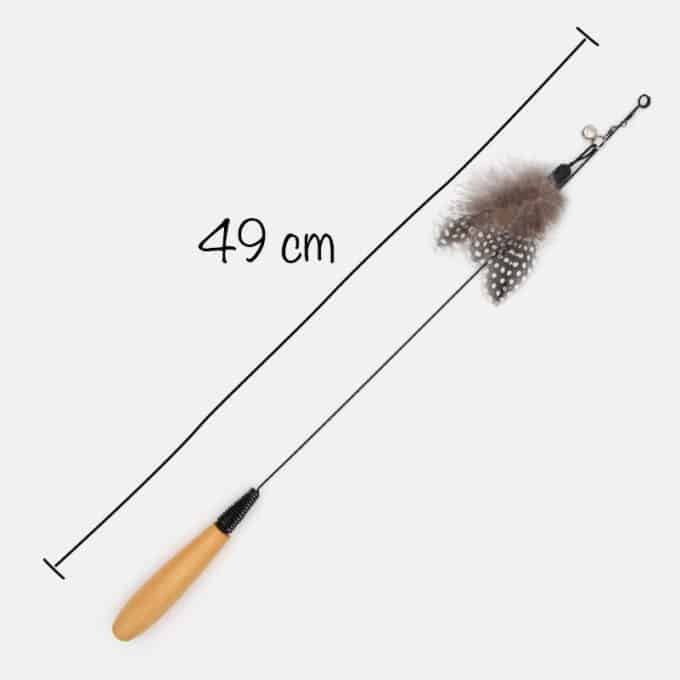 jouet-baguette-plume-plumeau-chat-1 Baguette teaser avec plumes et grelot pour chat
