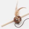 canne-a-peche-balle-tissu-chat-1 Canne à pêche en bois avec balle en tissu, grelot et plumes pour chat