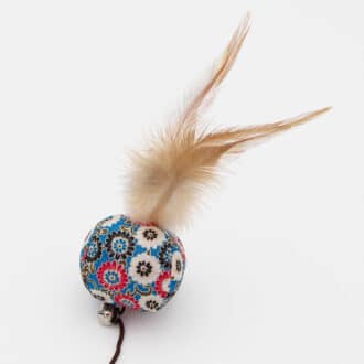 Canne à pêche en bois avec balle en tissu, grelot et plumes pour chat