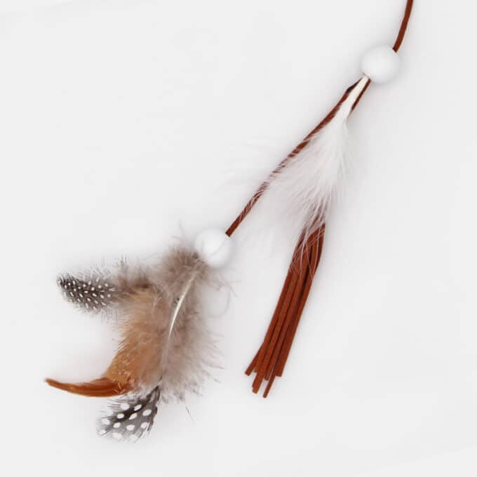 canne-a-peche-plumes-chat-1 Canne à pêche avec plumes et billes en bois pour chat