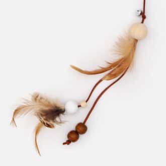 Canne à pêche avec plumes et billes en bois pour chat