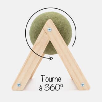 Boule d'herbe à chat cataire sur socle en bois