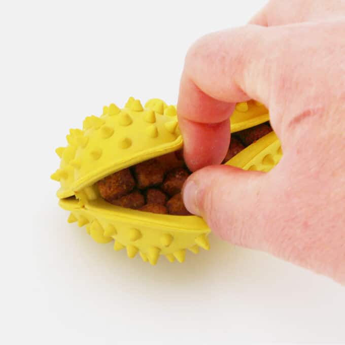 os-caoutchouc-distributeur-croquette-chien Jouet en caoutchouc pour chien distributrice de croquettes jouet anti-glouton