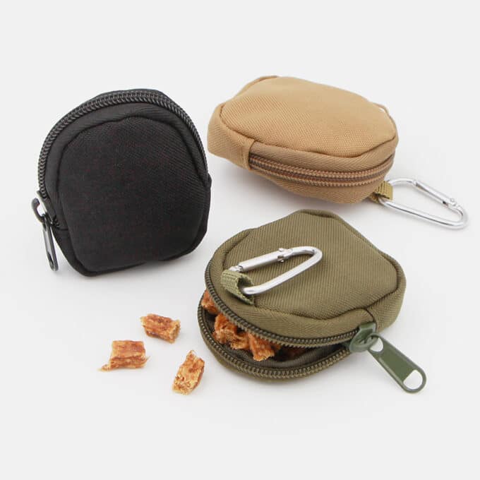 sac-pochette-friandises-chien-chat-education-4 Sac à friandises pour chien avec mousqueton en forme de pochette sac à dos