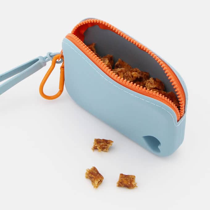 sac-pochette-friandises-silicone-chien-chat-1 Pochette à friandises en silicone pour chien