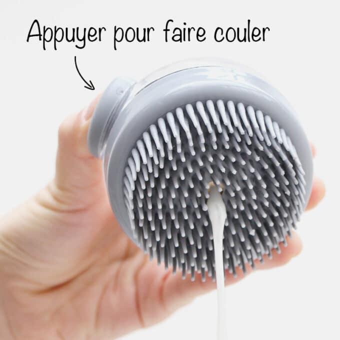brosse-bain-distributeur-shampoing-savon-chien-4 Brosse distributrice de shampoing pour laver le chien