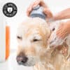 brosse-bain-distributeur-shampoing-savon-chien Brosse distributrice de shampoing pour laver le chien