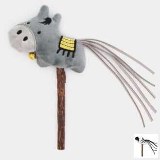 Jouet pour chat constitué d'un bâton de matatabi et d'un cheval en peluche