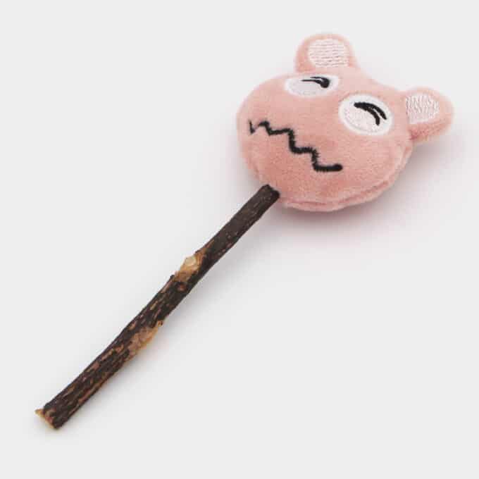 baton-stick-matatabi-cataire-peluche-grelot-herbe-chat-4 Jouet pour chat constitué d'un bâton de matatabi et d'une tête en peluche
