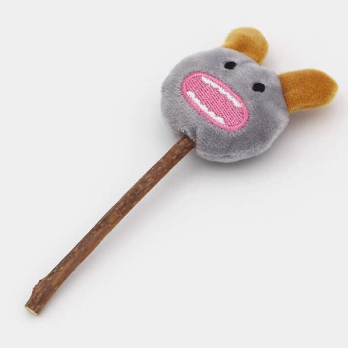 baton-stick-matatabi-cataire-peluche-grelot-herbe-chat-5 Jouet pour chat constitué d'un bâton de matatabi et d'une tête en peluche