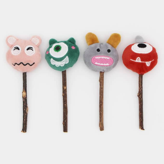 baton-stick-matatabi-cataire-peluche-grelot-herbe-chat-8 Jouet pour chat constitué d'un bâton de matatabi et d'une tête en peluche