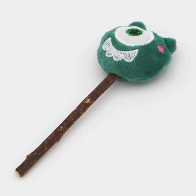 baton-stick-matatabi-cataire-peluche-grelot-herbe-chat-9 Jouet pour chat constitué d'un bâton de matatabi et d'une tête en peluche