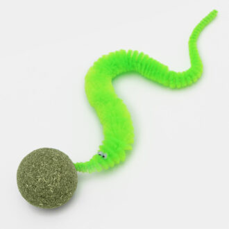Balle d'herbe à chat cataire avec chenille