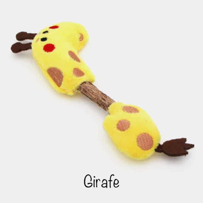 Jouet pour chat constitué d'un bâton de matatabi et d'un corps d'animal en peluche pour chat