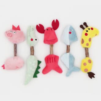 Jouet pour chat constitué d'un bâton de matatabi et d'un corps d'animal en peluche pour chat